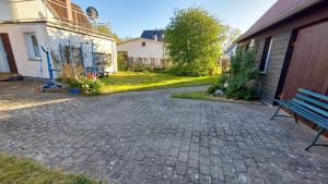 a bench sitting next to a building next to a house at Ferienhaus Nele - ein strandnahes, einfaches Haus in Breege