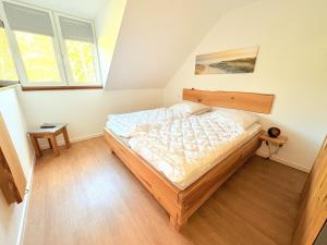 ein Schlafzimmer mit einem großen Bett im Dachgeschoss in der Unterkunft Ferienhaus Bug in Dranske