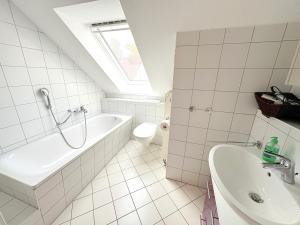 Ferienhaus zum Kranichblick في Garz: حمام مع حوض استحمام ومرحاض ومغسلة +23 صورة