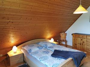 Ένα ή περισσότερα κρεβάτια σε δωμάτιο στο Spacious appartment in Wilhelmshof near Lake