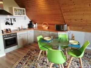 Η κουζίνα ή μικρή κουζίνα στο Spacious appartment in Wilhelmshof near Lake