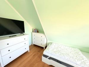 TV a/nebo společenská místnost v ubytování Ferienhaus Heimathafen Dranske