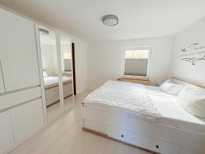 En eller flere senge i et værelse på Bungalow im Garten in Wiek