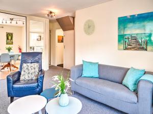 Posezení v ubytování Stunning apartment in Schoorl, North Hollandâ you can bike to the beach