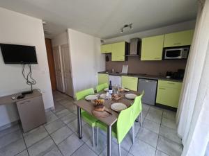 Η κουζίνα ή μικρή κουζίνα στο Cottage Le Vau 2, draps fournis, piscine +10 φωτογραφίες