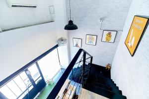 una escalera en un edificio con escalera en The rabbit's hole hostel, en Bangkok