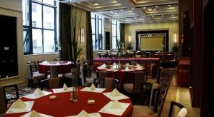 Un restaurant u otro lugar para comer en Lhasa Hotel