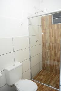 uma casa de banho com um WC e uma cabina de duche em vidro. em Lize Hotel em Campinas