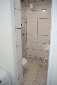 a bathroom with a toilet and a sink at Lize Hotel in Campinas