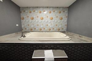 Koupelna v ubytování Super 8 by Wyndham Belleville St. Louis Area + 19 fotografií