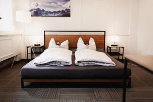 ein Schlafzimmer mit einem Bett mit weißen Kissen in der Unterkunft Work & Stay KemptenCityHost in Kempten