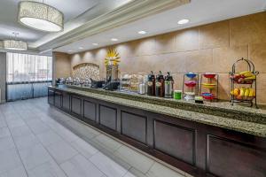 un vestíbulo con un bar con botellas de vino en La Quinta by Wyndham Dallas I-35 Walnut Hill Ln, en Dallas