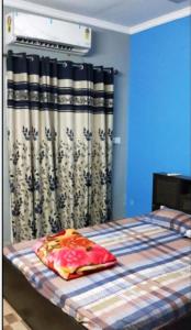 MāvalliShivaya AC & Non Ac Stay的一间卧室，里面有一张床，窗帘上挂着一块披萨。
