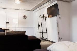 ein Wohnzimmer mit einem Sofa und einem TV an der Wand in der Unterkunft Work & Stay KemptenCityHost in Kempten