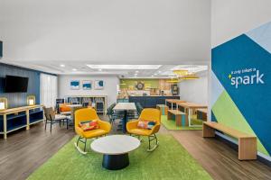 una zona de espera con sillas y mesas en una sala de espera en Spark By Hilton North Little Rock, en North Little Rock