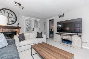 Una sala de estar con un televisor de pantalla plana grande. en Alpine Cove - Condo in Collingwood - Sleeps 6, en Collingwood