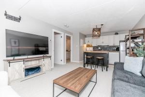 una sala de estar con un sofá y una mesa en Alpine Cove - Condo in Collingwood - Sleeps 6, en Collingwood