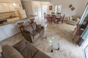 Χώρος καθιστικού στο The Cove Apartments