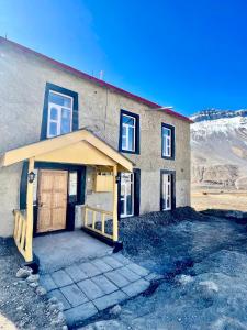 Το κτήριο όπου στεγάζεται  το δωμάτιο σε οικογενειακή κατοικία