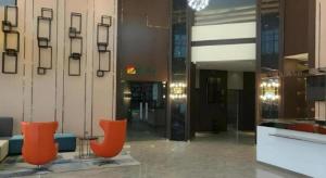 um átrio com cadeiras laranja num edifício em Jinjiang Inn Style Ningxia Guyuan Beijing Road em Guyuan