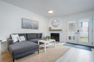 科灵伍德Cranberry Apres Nest Bright Reno Near Blue Mtn的客厅里有一张沙发和一张桌子。