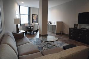 Televiisor ja/või meelelahutuskeskus majutusasutuses Haywood Park Hotel, an Ascend Collection Hotel