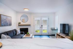 科灵伍德Cranberry Apres Nest Bright Reno Near Blue Mtn的客厅里有一张沙发和一台电视