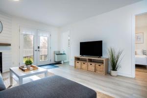 科灵伍德Cranberry Apres Nest Bright Reno Near Blue Mtn的配有平板电视的客厅