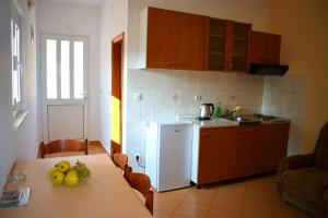 - une cuisine avec une table et des fruits dans l'établissement Apartments Klara, à Molunat