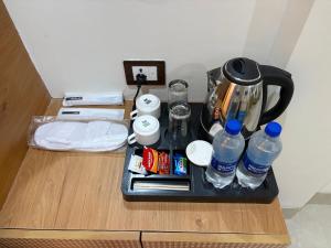 Una bandeja con cafetera y botellas de agua. en Shri Radha Krishnam, en Barsāna 9 fotos más