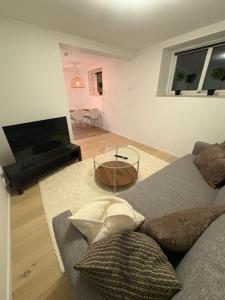 Una televisión o centro de entretenimiento en Nyare lägenhet på Smögen, nära allt