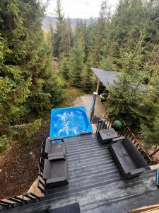 Bazén v ubytování Trei Mândre by Cabana CeiTrei nebo v jeho okolí