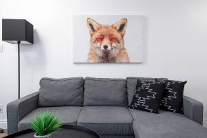 コリングウッドにあるThe Fox Den - Modern Condo Collingwood - Sleeps 5のソファの上の壁に掛けられたキツネの頭