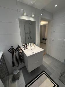 Un baño de Nyare lägenhet på Smögen, nära allt 3 fotos más