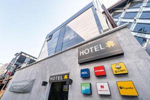 Un certificat, premiu, logo sau alt document afișat la 부평 호텔 휴 +7 fotografii