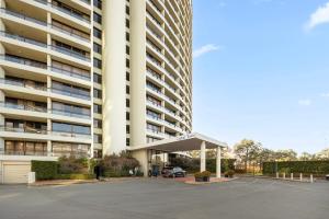 堪培拉Garden Gallery - Tranquil Luxury Retreat的大楼前的停车场