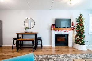 科灵伍德South Wind - Modern Condo in Collingwood - Sleep 5的客厅配有圣诞树和壁炉