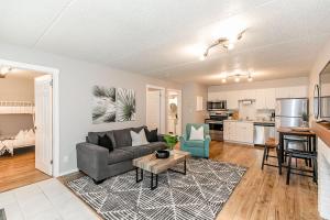 科灵伍德South Wind - Modern Condo in Collingwood - Sleep 5的客厅里有一张沙发和一张桌子。