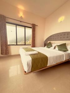 Una cama o camas en una habitación de Cloud Dale Resort Munnar 18 fotos más