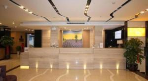 una hall con un grande dipinto sul muro di Zmax Hotel·Yantai Shimao Binhai Plaza a Yantai