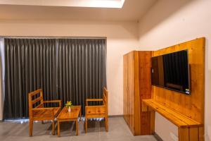 Μια τηλεόραση ή/και κέντρο ψυχαγωγίας στο Daksh The Nirvana Retreat