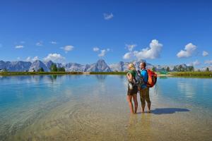 Ein Mann und eine Frau stehen im Wasser in der Unterkunft Ferienhof Kandler in Rossleithen + 29 Fotos