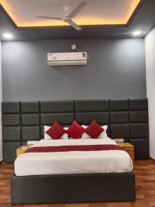 En eller flere senge i et værelse på Ummed Villa 3 Room Private Villa with Pool