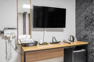 Un televizor și/sau centru de divertisment la 부평 호텔 휴