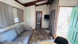 Televiisor ja/või meelelahutuskeskus majutusasutuses Griffith Tourist Caravan park