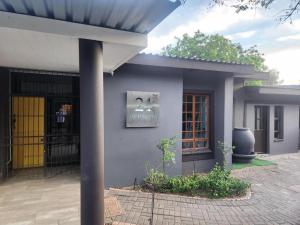 韦尔科姆24 on Fuschia的一间蓝色的小房子,设有黄色的门