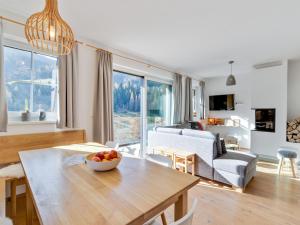Una sala de estar con una mesa con un bol de fruta encima. en Modern Chalet in Mühlbach am Hochkönig near Ski Area, en Mühlbach am Hochkönig