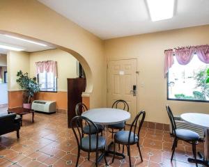 Khu vực ghế ngồi tại Econo Lodge Inn & Suites Tuscaloosa I-20