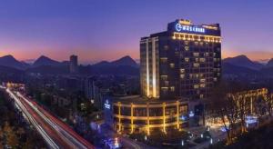 Nespecifikovaný výhled na hory nebo výhled na hory při pohledu z hotelu