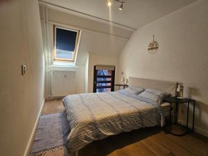 ルーヴァン・ラ・ヌーヴにあるCosy Homeのベッドと窓のある寝室 +4枚の写真